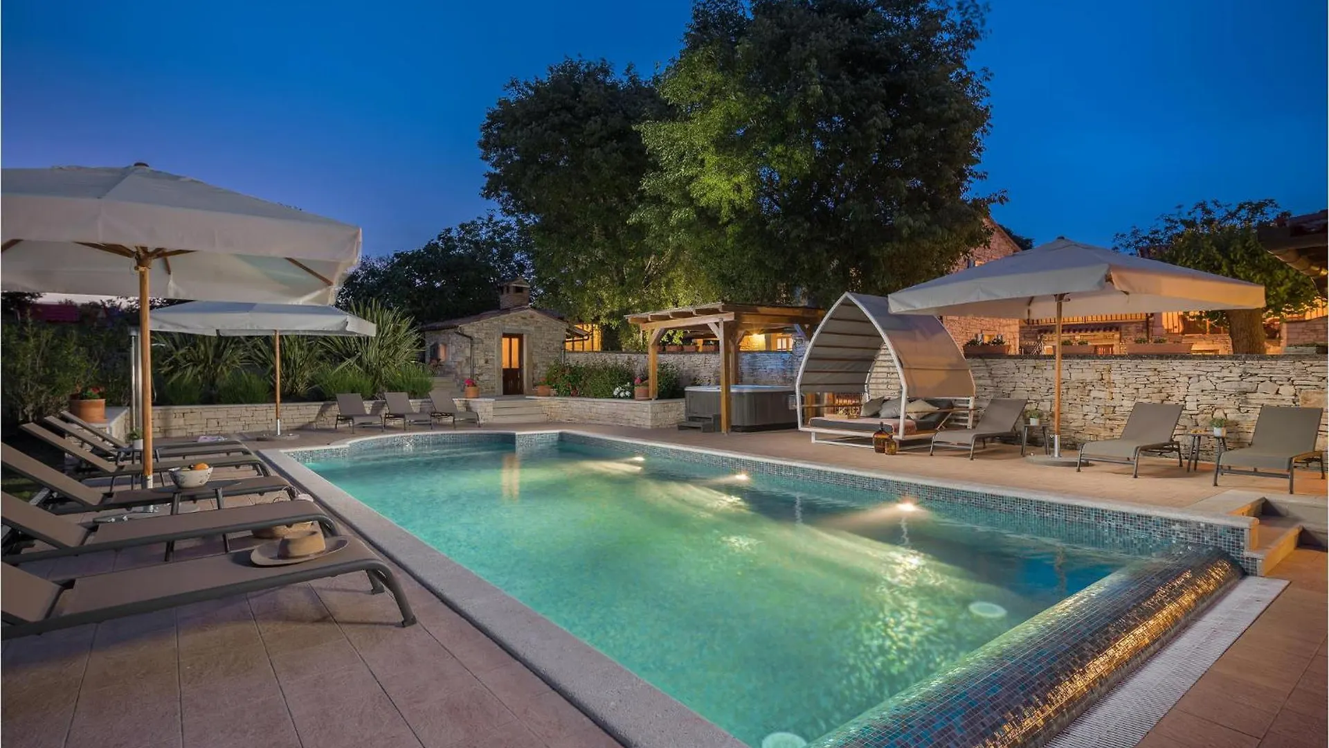 Nice Home In Tinjan With Jacuzzi Croatia
