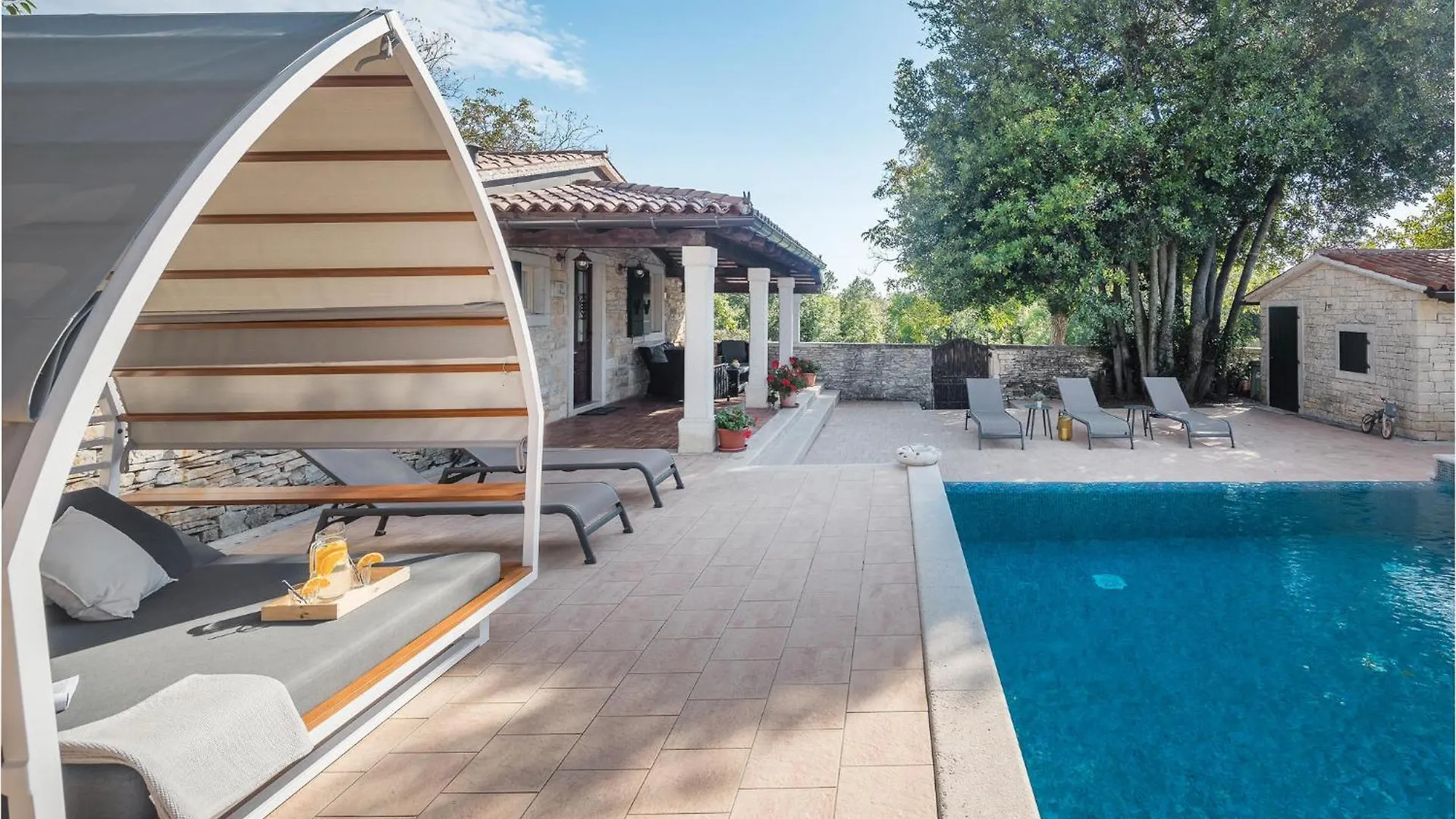 Nice Home In Tinjan With Jacuzzi Holiday home