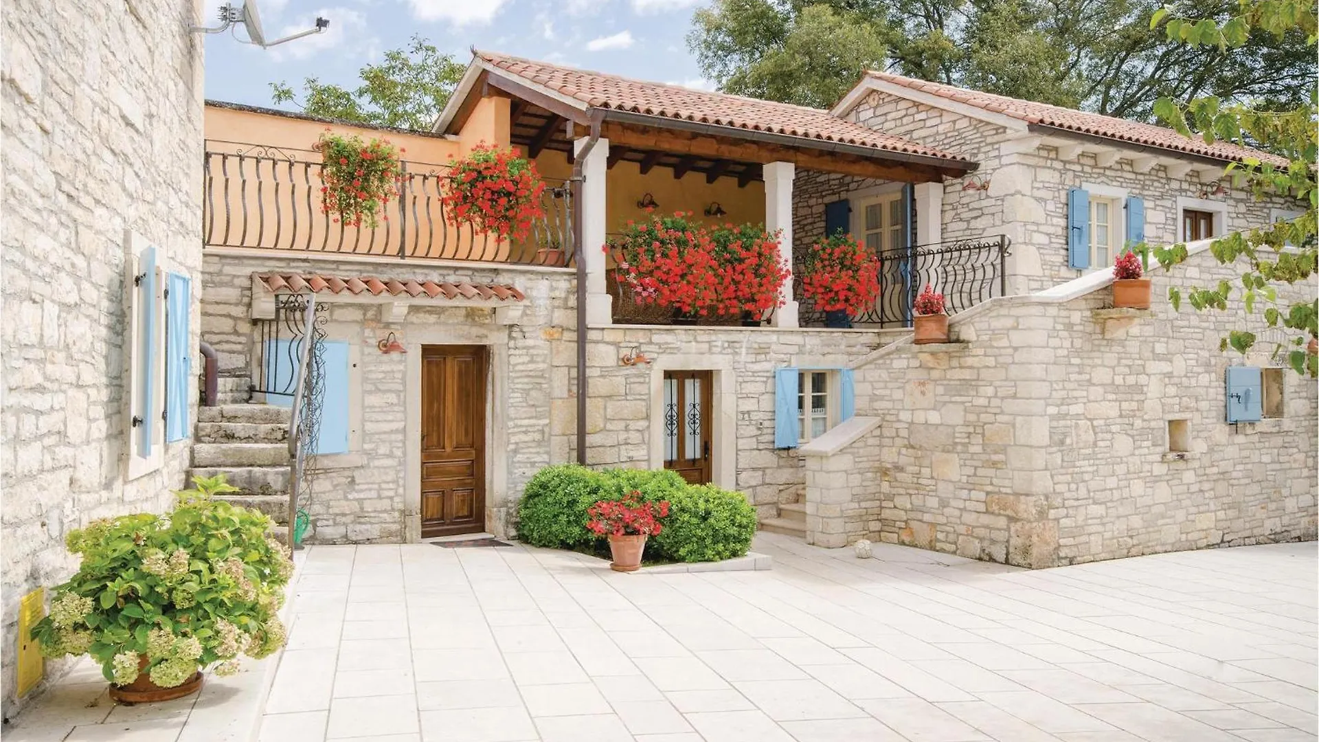Nice Home In Tinjan With Jacuzzi