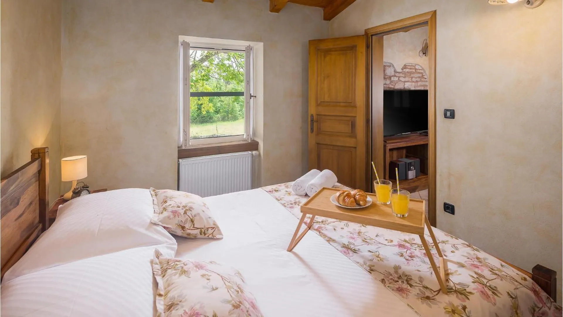 Nice Home In Tinjan With Jacuzzi Croatia