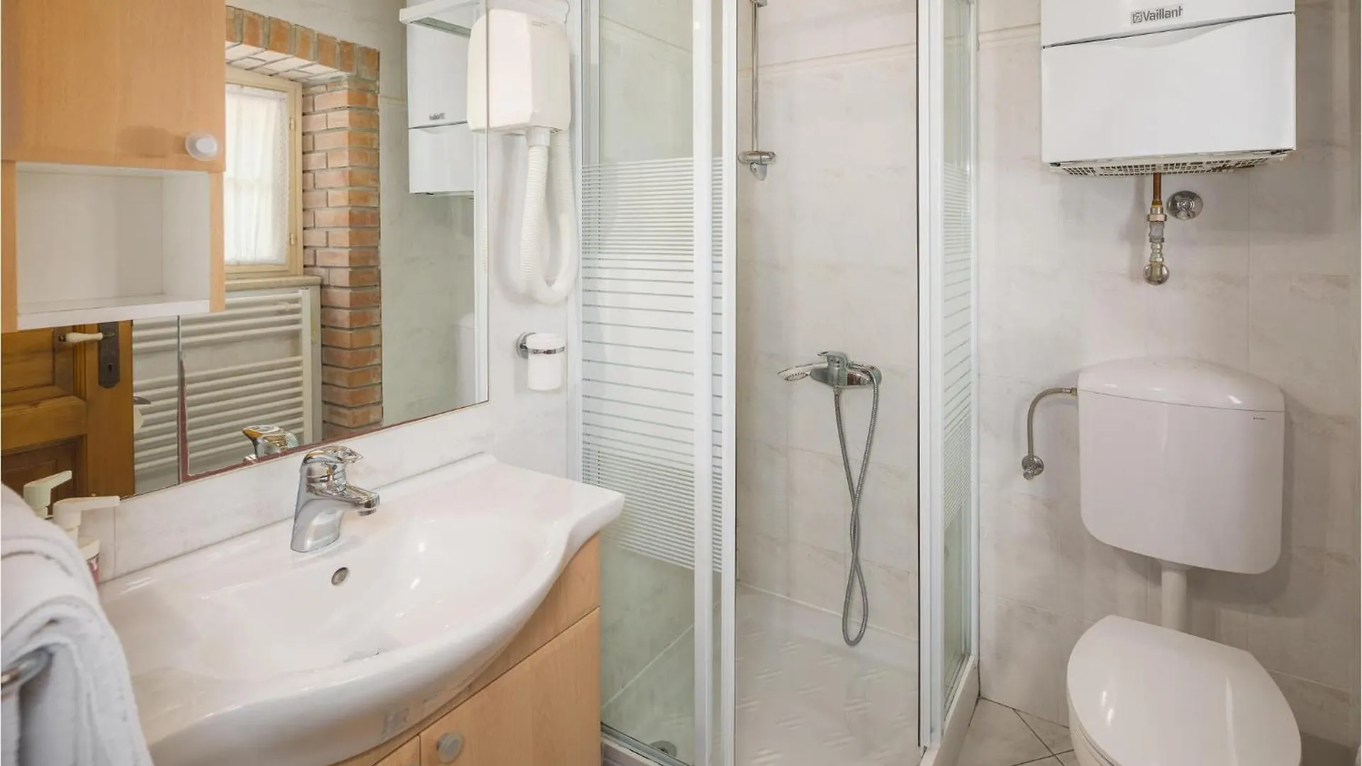 Nice Home In Tinjan With Jacuzzi 0*,
