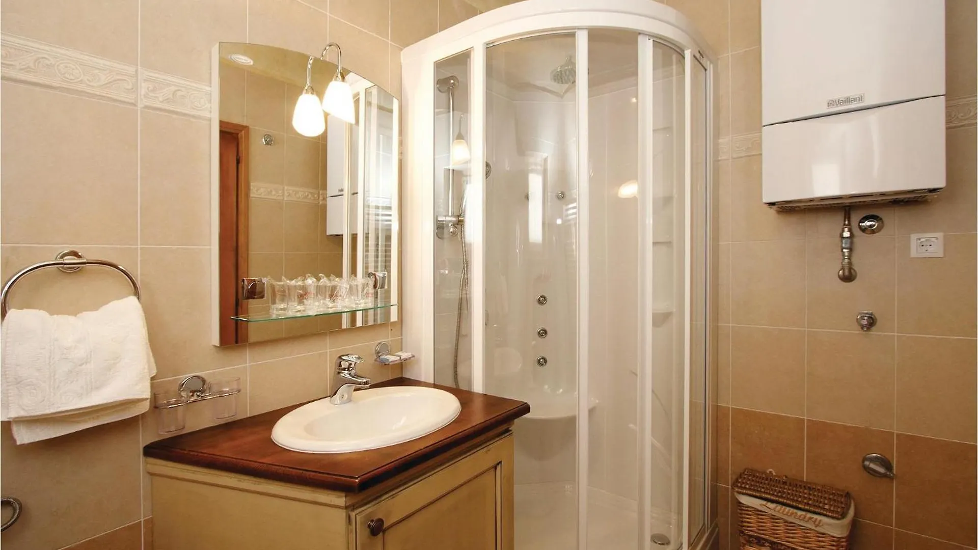 Nice Home In Tinjan With Jacuzzi