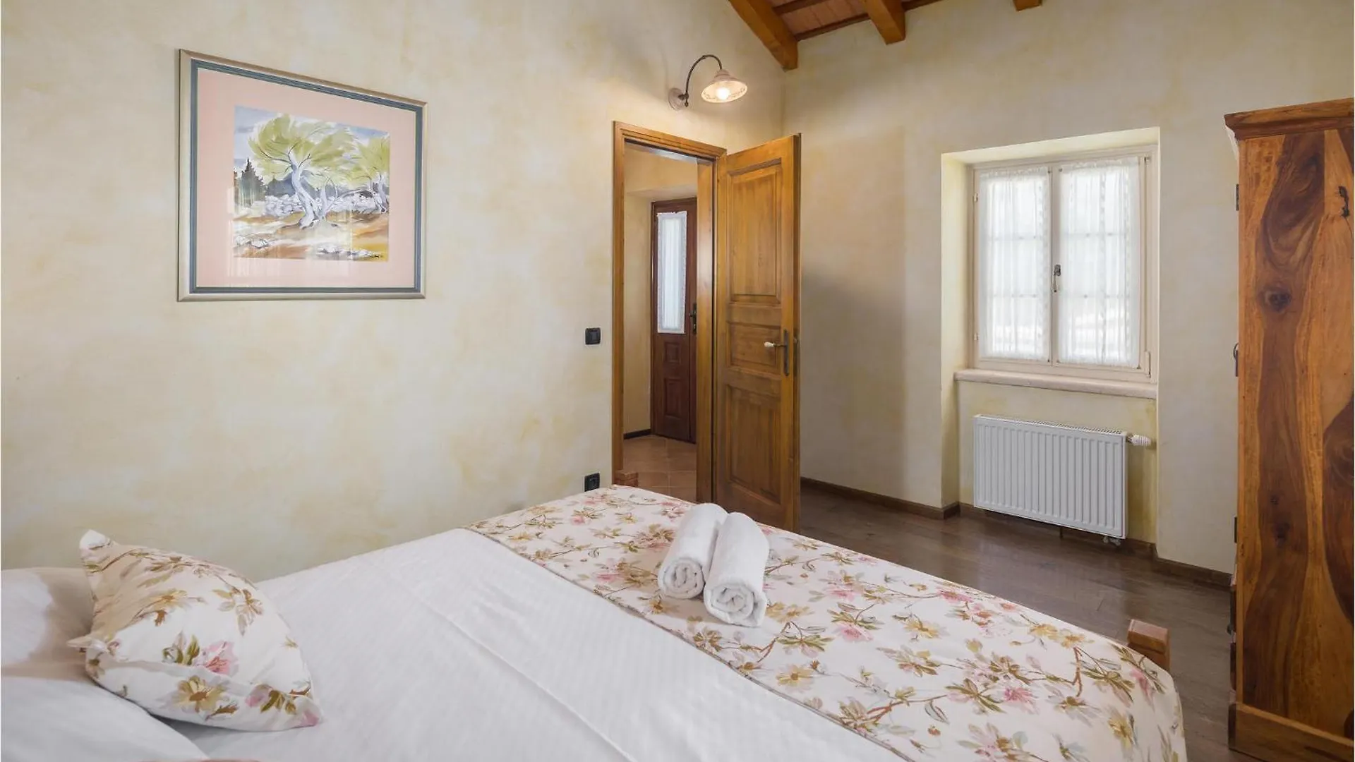 Nice Home In Tinjan With Jacuzzi