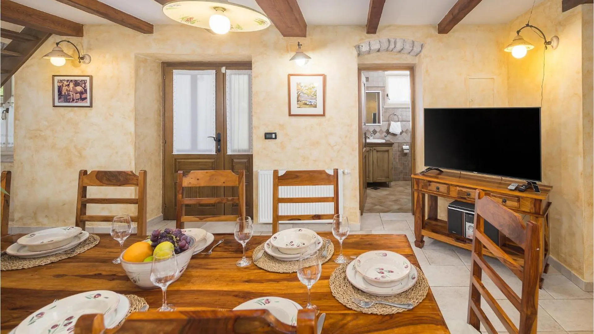 Nice Home In Tinjan With Jacuzzi Holiday home