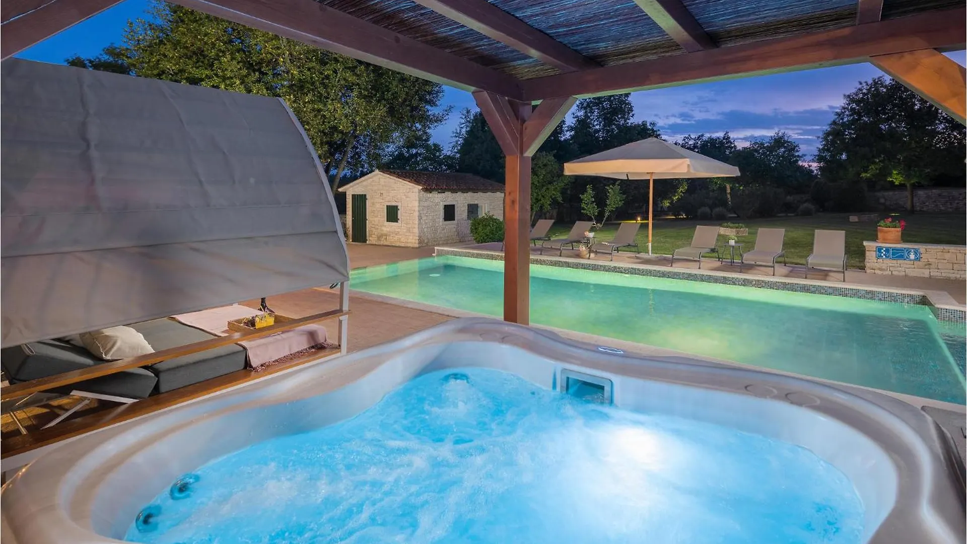 Nice Home In Tinjan With Jacuzzi