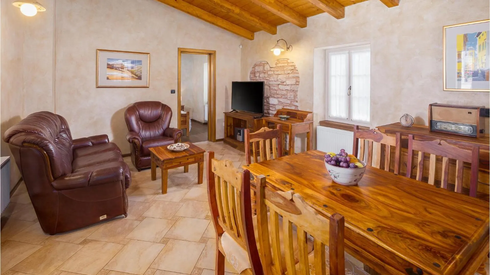 Nice Home In Tinjan With Jacuzzi Prázdninový dům